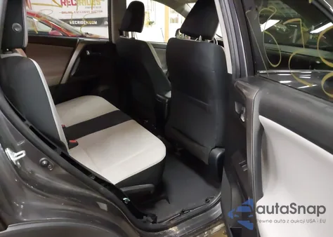 2017 Toyota Rav4 Xle z USA, uszkodzony, nr VIN JTMRFREV7HJ136596